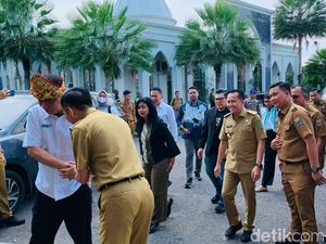 Hadir di Acara #DemiIndonesia Cerdas Memilih, Menkominfo Pakai Tanjak