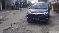 4 Tahun Tak Diperbaiki, Warga Timbun Sendiri Jalan Pimpinan Medan yang Rusak