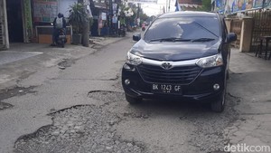 4 Tahun Tak Diperbaiki, Warga Timbun Sendiri Jalan Pimpinan Medan yang Rusak