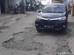4 Tahun Tak Diperbaiki, Warga Timbun Sendiri Jalan Pimpinan Medan yang Rusak