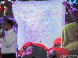 Momen Anies Baca Pantun Asam Sulfat di Kampanye Akbar