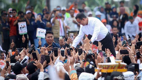 Momen Anies Diserbu Pendukungnya di Cikarang
