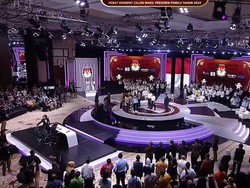 Momen Gibran Sigap Hampiri Anggota KPU yang Jatuh di Panggung Debat
