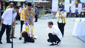 Momen Jokowi-Basuki Jongkok Bareng Cek Jalan Beton