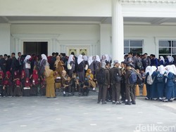 Peserta #Demi Indonesia Cerdas Memilih Membludak di Depan Pintu Masuk