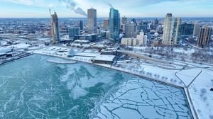 Pemandangan Udara Kota Milwaukee, Wisconsin Tertutup Salju