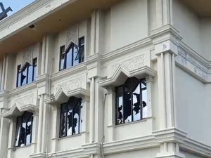 Kaca Kantor Gubernur Pecah Dilempari Massa, Pemprov Lapor ke Polda Jambi