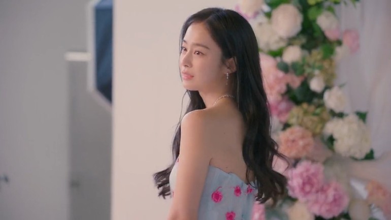 Dalam episode terakhir, Kim Tae Hee menjadi model dalam pemotretan Jo Sam Dal (pemain Shin Hye Sun). Dia tampil anggun memakai gaun putih bermotif bunga. Foto: dok. JTBC