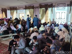 Peserta #DemiIndonesia Cerdas Memilih Palembang Penuhi Ruangan hingga Lesehan