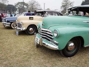 Potret Deretan Mobil Klasik Siap Bersaing di Reli Tahunan India