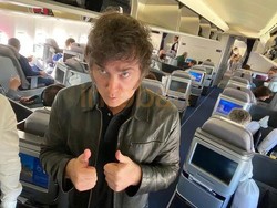 Viral! Presiden Argentina Naik Pesawat Ekonomi Bareng Penumpang Lain