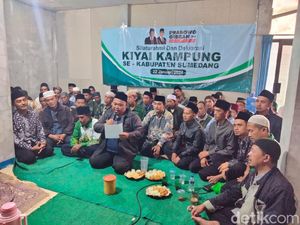 Puluhan Kiai Kampung Sumedang Deklarasi Dukung Prabowo-Gibran