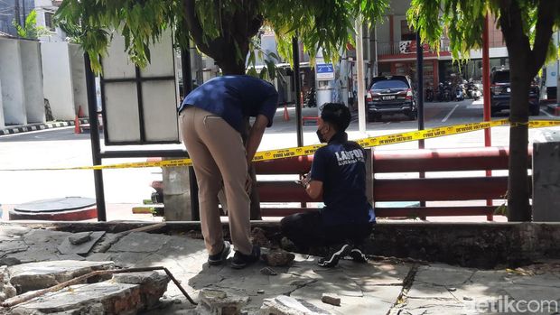 Puslabfor olah TKP tembok roboh yang menewaskan 3 orang di Tebet, Jakarta Selatan, Senin (22/1/2024) siang ini.