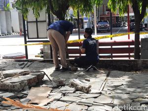 Puslabfor Olah TKP Tembok Roboh yang Tewaskan 3 Orang di Tebet Puslabfor Olah TKP Tembok Roboh yang Tewaskan 3 Orang di Tebet