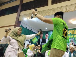 Momen Sandiaga Uno Joget Bareng Warga saat Kampanye di Lebak