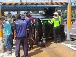 Mobil Tabrak Barier Beton hingga Terguling di GT Cililitan Arah Cawang