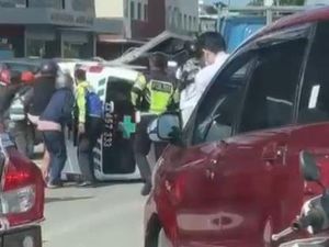 Ambulans Terguling Ditabrak Mobil di Batam, Pasien Kritis Meninggal Dunia