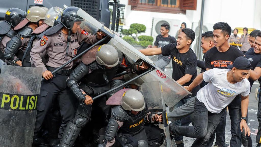 Tradisi Pembaretan Bintara Remaja Polrestabes Surabaya Tradisi Pembaretan Bintara Remaja Polrestabes Surabaya