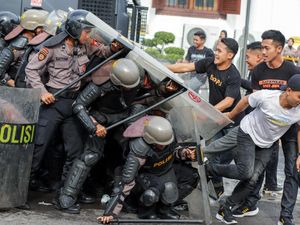 Tradisi Pembaretan Bintara Remaja Polrestabes Surabaya