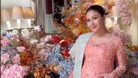 8 Foto Gaya Jessica Mila di Upacara Mambosuri, 7 Bulanan Adat Batak