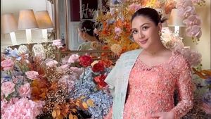 8 Foto Gaya Jessica Mila di Upacara Mambosuri, 7 Bulanan Adat Batak