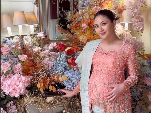 8 Foto Gaya Jessica Mila di Upacara Mambosuri, 7 Bulanan Adat Batak