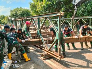 Kodim 0404/Muara Enim Pasang Jembatan Bailey untuk Akses Warga Prabumulih Kodim 0404/Muara Enim Pasang Jembatan Bailey untuk Akses Warga Prabumulih
