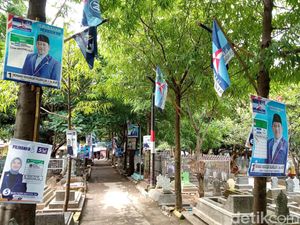 APK Pemilu di Kota Cirebon Bertebaran hingga ke Area Kuburan