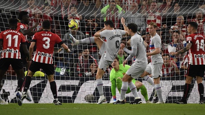 Barcelonas Polish forward Robert Lewandowski (C) controls the ball during the Spanish league football match between Athletic Club Bilbao and FC Barcelona at the San Mames stadium in Bilbao on March 12, 2023. (Photo by ANDER GILLENEA / AFP)