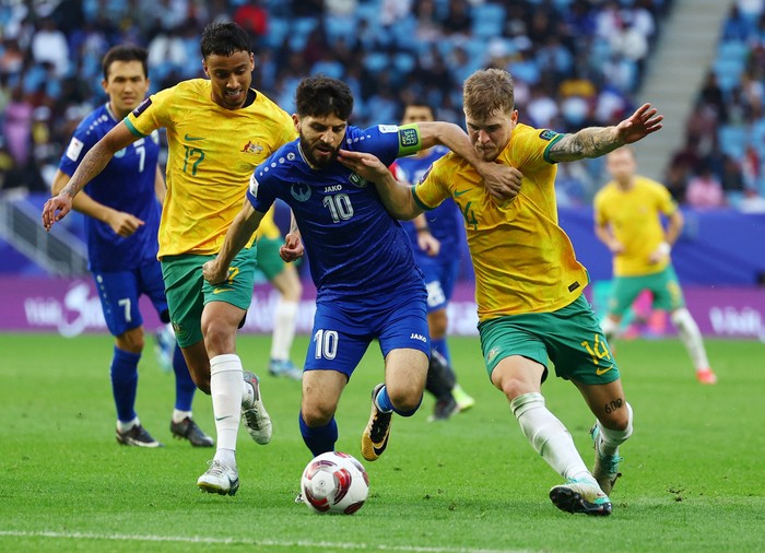 Soccer Football - AFC Asian Cup - Group B - Australia v Uzbekistan - Al Janoub Stadium, Al Wakrah, Qatar - January 23, 2024 Uzbekistans Jaloliddin Masharipov in action with Australias Riley McGree REUTERS/Molly Darlington