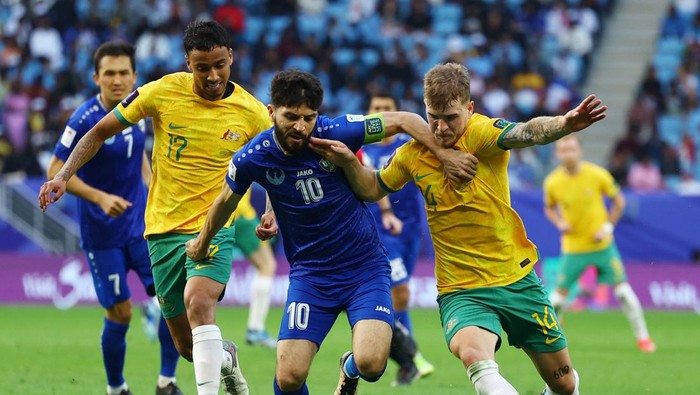 Soccer Football - AFC Asian Cup - Group B - Australia v Uzbekistan - Al Janoub Stadium, Al Wakrah, Qatar - January 23, 2024 Uzbekistans Jaloliddin Masharipov in action with Australias Riley McGree REUTERS/Molly Darlington