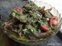 Ayam Panggang Kuah Kare Pedas Dimasak di Tungku Lezat Tiada Duanya