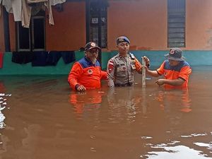 Banjir di Kabupaten Sintang Kalbar, 95 Orang Mengungsi Banjir di Kabupaten Sintang Kalbar, 95 Orang Mengungsi
