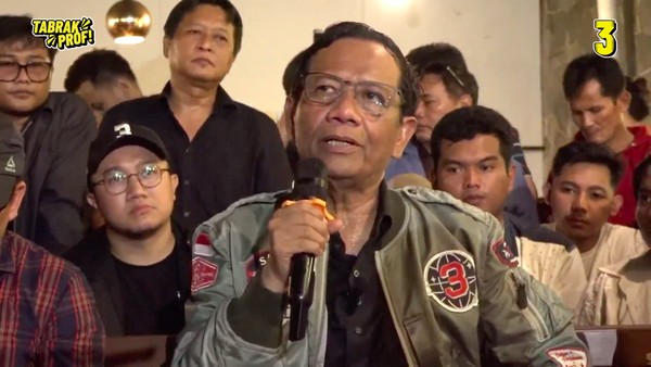 Cawapres nomor urut 3, Mahfud Md, mengaku menunggu momentum yang tepat untuk mengundurkan diri dari jabatan Menko Polhukam. Dia ungkit terima kasih ke Jokowi. (YouTube Mahfud MD Official)