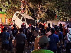 Detik-detik 2 Mobil Tercebur di Palmerah Saat Sopir Parkir Mundur