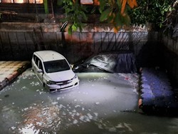 2 Mobil Tercebur Irigasi di Palmerah, Polisi Sebut Sopir Belum Mahir