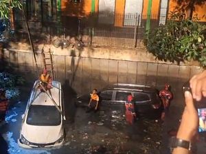 2 Mobil Tercebur Irigasi di Palmerah gara-gara Sopir Salah Injak Pedal 2 Mobil Tercebur Irigasi di Palmerah gara-gara Sopir Salah Injak Pedal