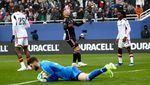 Foto: Aksi Maarten Paes Mentahkan Serangan Lionel Messi Cs