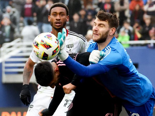 Foto: Aksi Maarten Paes Mentahkan Serangan Lionel Messi Cs