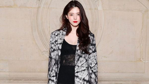 7 Gaya Han So Hee di Fashion Show Dior, Pakai Gaun Transparan
