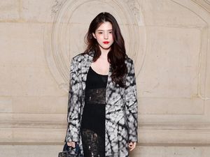 7 Gaya Han So Hee di Fashion Show Dior, Pakai Gaun Transparan