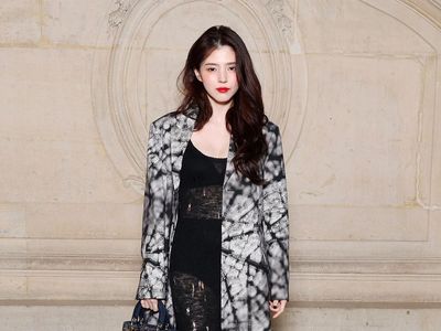 7 Gaya Han So Hee di Fashion Show Dior, Pakai Gaun Transparan