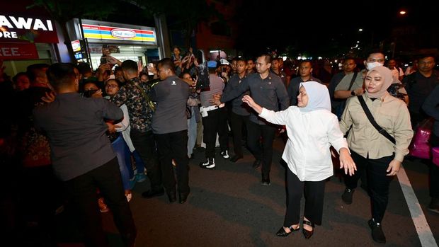 Ibu Negara Iriana juga menyapa warga yang menyambut di Salatiga, Jawa Tengah (Foto: Muchlis Jr - Biro Pers Sekretariat Presiden).