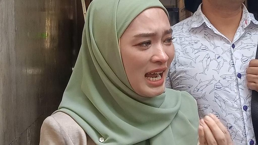 Tetes Air Mata Inara Rusli, Tak Sangka Virgoun Mau Memenjarakannya Tetes Air Mata Inara Rusli, Tak Sangka Virgoun Mau Memenjarakannya
