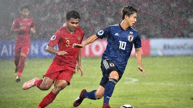 JAKARTA, INDONESIA - OCTOBER 28:  Hiroki Abe of Japan #10 fights for the ball against Asnawi Mangkualam Bahar of Indonesia #3 during the AFC U-19 Championship Indonesia quarter final match between Japan and Indonesia at the GBK Main Stadium on October 28, 2018 in Jakarta, Indonesia.  (Photo by Robertus Pudyanto/Getty Images)