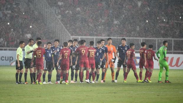 JAKARTA, INDONESIA - OCTOBER 28: Japan team celebrate victory after beating Indonesia 2-0 during the AFC U-19 Championship Indonesia quarter final match between Japan and Indonesia at the GBK Main Stadium on October 28, 2018 in Jakarta, Indonesia. (Photo by Robertus Pudyanto/Getty Images)