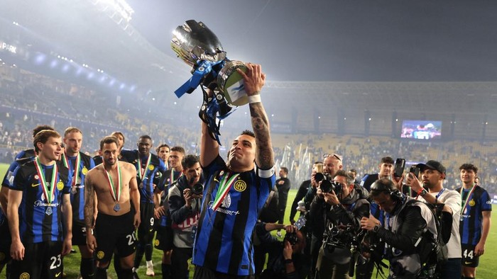 Inter Milans Argentine forward #10 Lautaro Martinez lifts the trophy after winning the Italian Super Cup final football match between Napoli and Inter Milan at Al-Awwal Park Stadium in Riyadh, on January 22, 2024. (Photo by AFP)