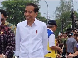 Di Sragen, Jokowi Tinjau Perbaikan Jalan Solo-Purwodadi