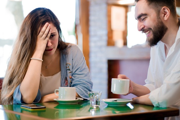 6 Tanda Pasanganmu Berselingkuh Secara Emosional