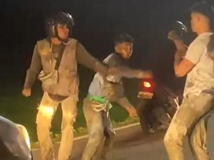 Ribut gegara Ditegur Ugal-ugalan, Tiga Pemotor Baku Hantam di Jalan Raya